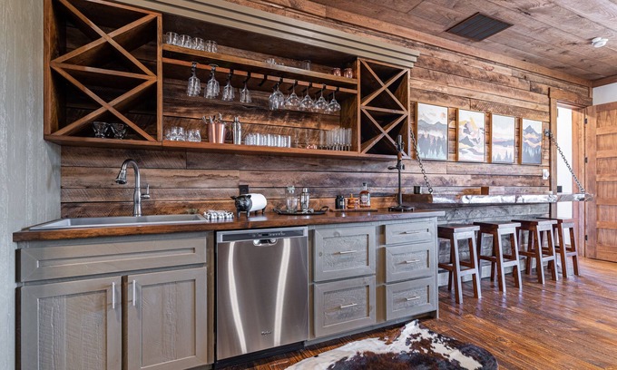 Blue Ridge House | 1 mile to downtown. 5 king, 2 queen beds, heated pool, hot tub, private mtn top.