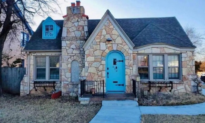 Lawton House | 1 mile to Fort Sill! The CaroleBelle Cottage sleeps 8 with hottub/grills/firepit