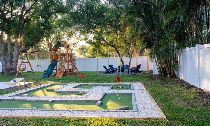 Wexford Leas House | 1 Mile to Honeymoon Island ~Pool ~Putt Putt