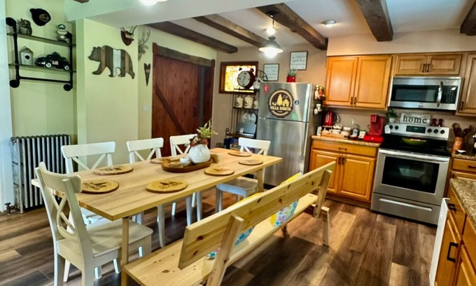 Mount Pocono House | 1 minute from Mount airy casino. pet’s friendly,