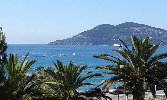 Cannes La Bocca Apartment | 1-minute walk to the beach, superb sea view, private parking, terrace.