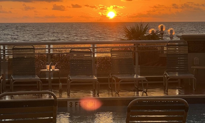 Hollywood Resort | 1 Queen Bed - Oceanfront Resort Steps from Hollywood BeachnALL FEES INCLUDED!n