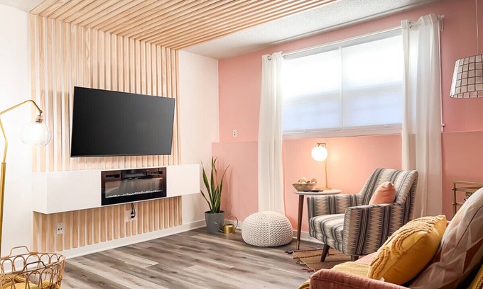 Oread Apartment | [1] StayAwhile: The Pink Retreat. 2-Min Walk to Mass!