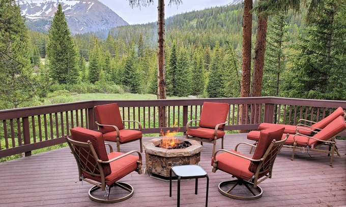Breckenridge Cabin | 1-story 3/3 w/Huge Deck, Hot Tub, Cozy Style & Pet-Friendly