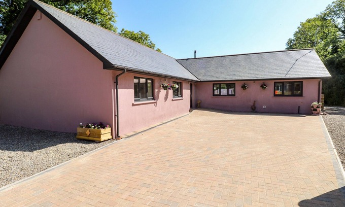 Robeston Wathen Cottage | 1 THE WARREN, pet friendly, country holiday cottage in Narberth