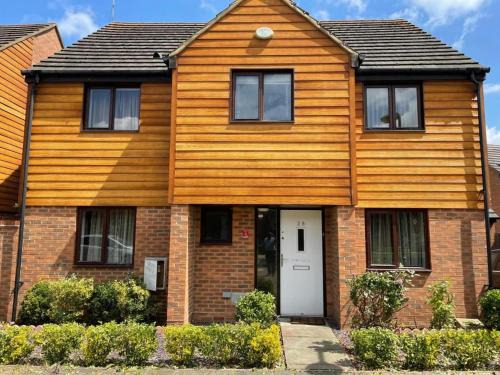 Milton Keynes House | 10 Guests - 5 Bedrooms - Free Parking - Lux House