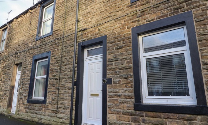 Skipton Cottage | 10 HAW GROVE, pet friendly, with hot tub in Hellifield