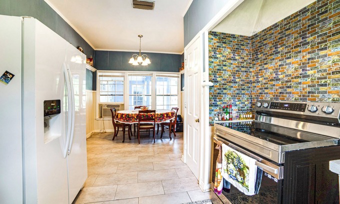 Flint Cottage | 10 Mi to Lake Palestine: Countryside Group Getaway