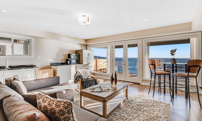 Saanich East House | 10 Mile Point Surfside Suite