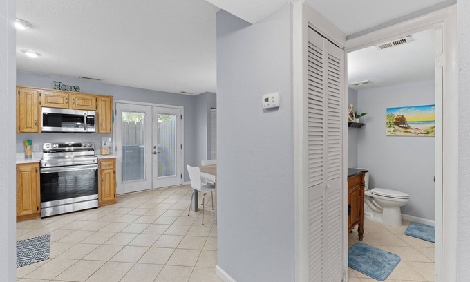 Ono Island House | 10 min away from beach 2-bedroom townhome in wonderful Pensacola with WiFi, AC