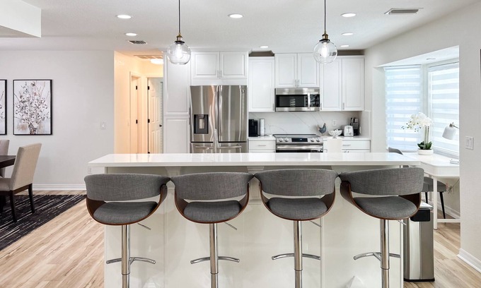 Clearwater House | 10 min to Clearwater Beach - Spacious - Large Salt Heated Pool - Family Friendly
