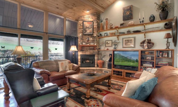 Purgatory House | 10 min to Ski | Views | Golf Course | AC + Hot Tub