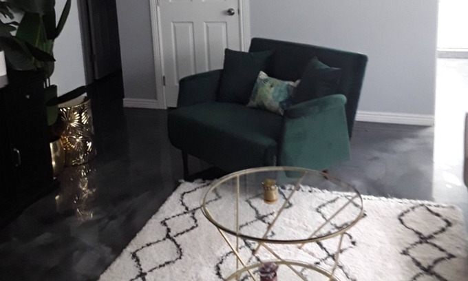Poplar Grove Apartment | 10 mins from city life!!! 2 king size beds...free WIFI