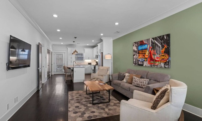 Charlotte Park Apartment | 10 Mins To Broadway - Unwind in Style