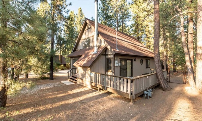 Summit Estates House | 10 Minute Walk to Snow Summit- Cozy Mountain Cabin