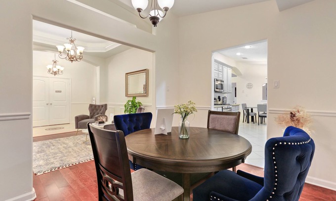 Little Woods House | 10 minutes from Downtown! Cozy Family Home with Pool
