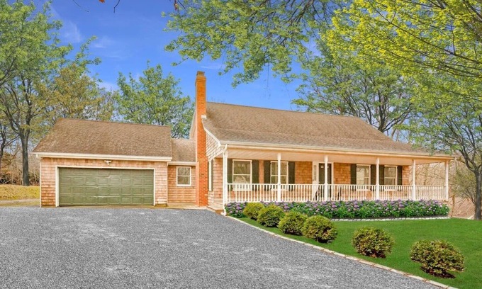 Southampton House | 10 minutes to Coopers beach. Stylish Southampton Retreat on 1.6 acres with deck.