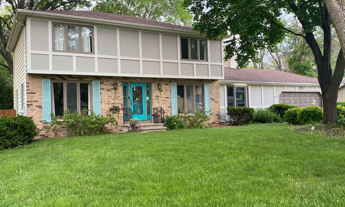 Oshkosh House | 10 minutes to EAA! Spacious 4-bedroom, 3-bath home near the lake.