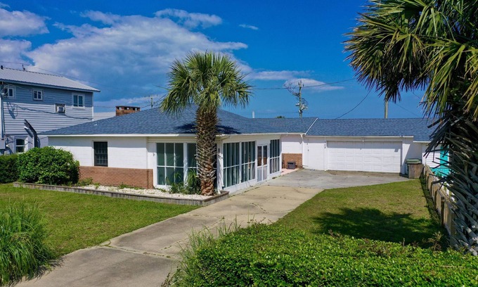 Kure Beach Cottage | 10% Off Aug + Sept! Charming Beach Cottage, 1 Block to Beach, Kure Pier + Food, Dog Friendly