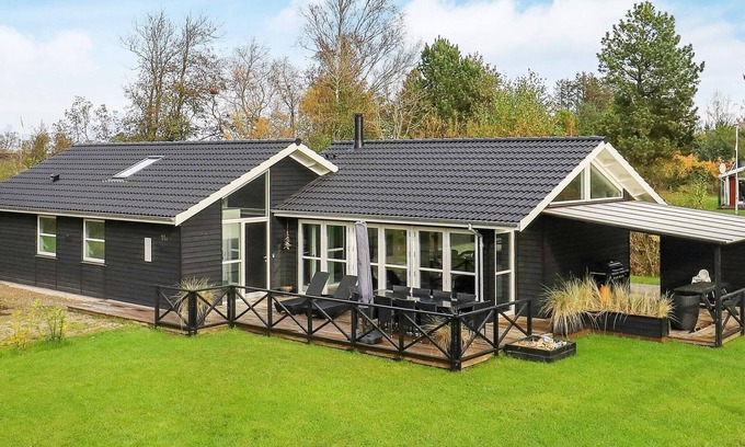 Bratten Strand House | 10 person holiday home in Jerup