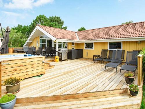 Bøtø By House | 10 person holiday home in Væggerløse-By Traum