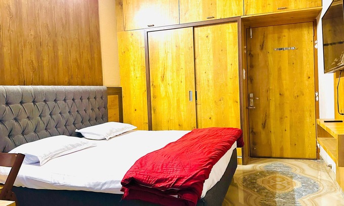 Jaipur District House | 10-room Guest House in charming Jaipur with fitness room, AC, WiFi, TV