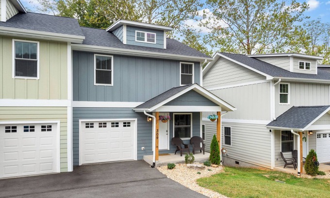 Oakley House | 10 Townhomes, Sleeps 89 | 6 Mins to DT Asheville | Sycamore Cove by AvantStay