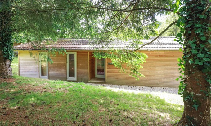 Looe Cottage | 10 WATER'S EDGE, pet friendly, country holiday cottage in Lanreath