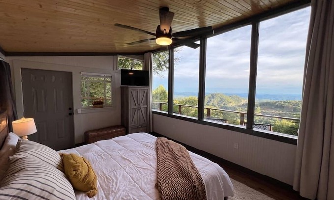 Apple Ridge Cabin | 100 mile views, 2½ mi. to BR, hot tub & Kids Loft