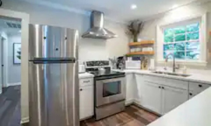 Milledgeville House | 100 Year Old Cutie Sparkles Like New! Walk to downtown.