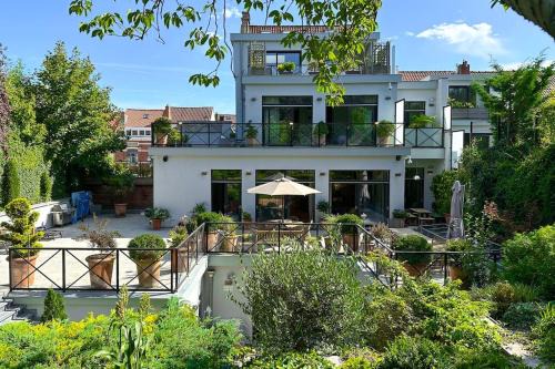 Sint-Pieters-Woluwe Villa | 1000m2 villa with indoor pool