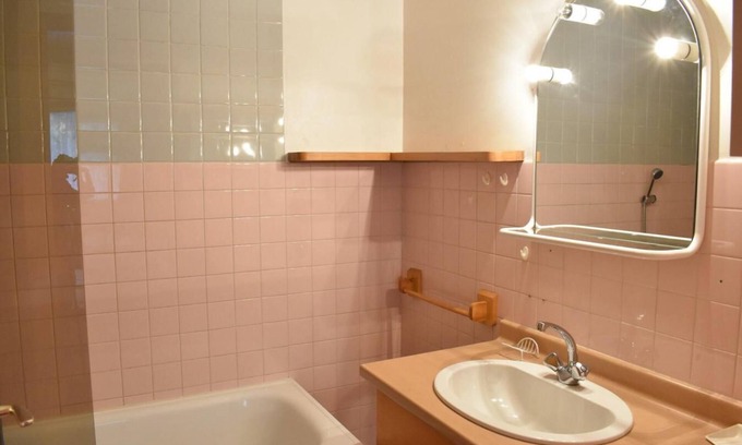 Meribel Apartment | 100m from ski slopes, 3rd floor, balcony, tv, ski locker, 41m², Méribel