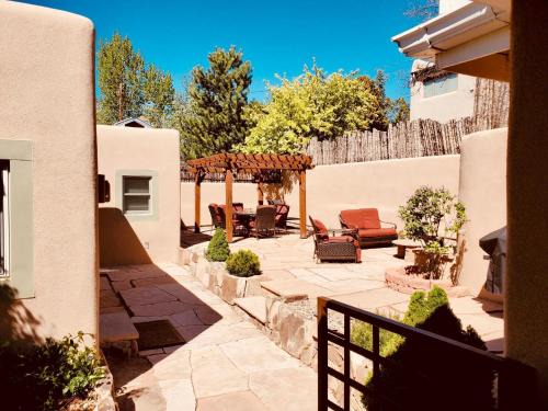 Northeast Santa Fe House | 101 Llano Largo