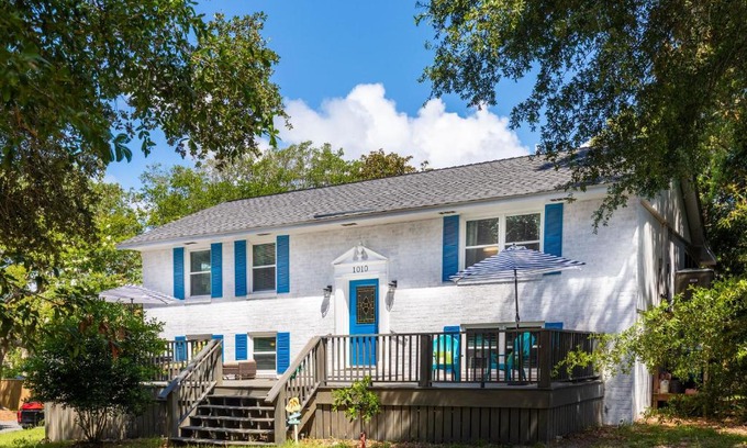 Folly Beach House | 1010 E Ashley - Two Kitchens - Steps to Beach