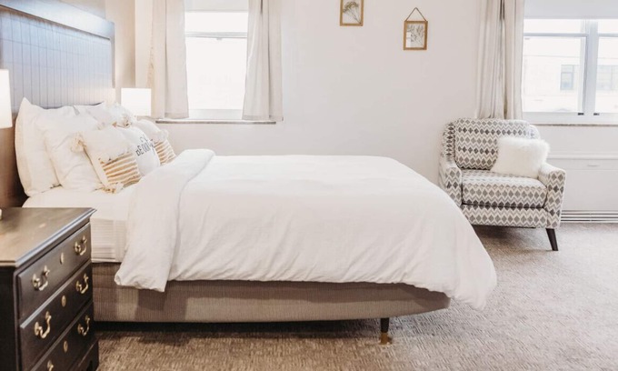 Bartlesville Apartment | 102 · Vintage Chic #102 - Hotel Phillips