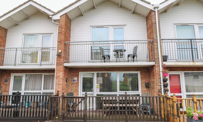 Corton Cottage | 102 WATERSIDE PARK, family friendly, with pool in Corton