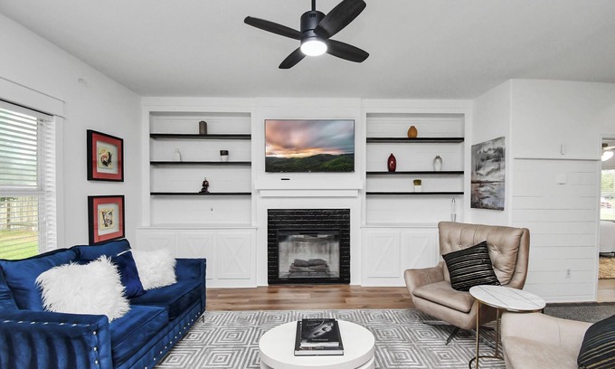 Rosenberg House | 10min from Fort Bend Epicenter 13min from Memorial Herman Stylish 4 Bedroom Home