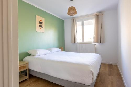 Courcouronnes Apartment | 10mn T12 - RER D, Paris 33mn, From 1 to 6 Guests, Undergroung Private Parking, Shopping Mall, Swimming Pool, Skating Rink, Théâtre, Cinéma, Library