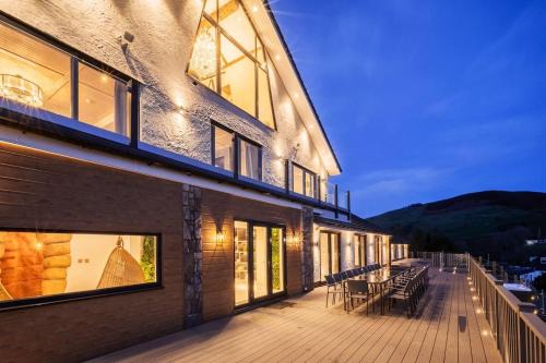 Llanbedr-dyffryn-clwyd House | 11 Bedroom Manor Sleeps 30 - Pool Sauna Hot Tub