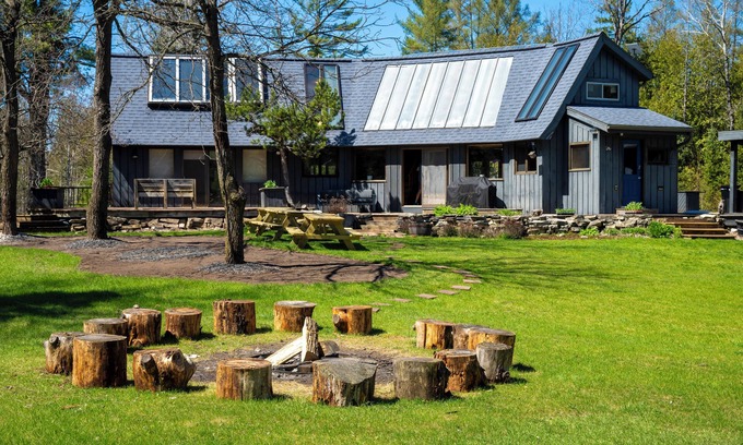 Vulcan House | 11 Beds Sleeps 20+. Pets OK. 4 Bedrooms, Bonus Room, Bunk House, Pool Table