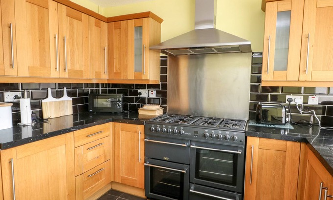 Bodffordd House | 11 BRO CELYN, pet friendly, country holiday cottage in Llangefni