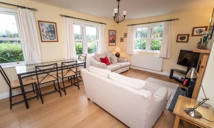 Keswick Cottage | 11 Howrah's Court - an apartment that sleeps 4 guests in 2 bedrooms