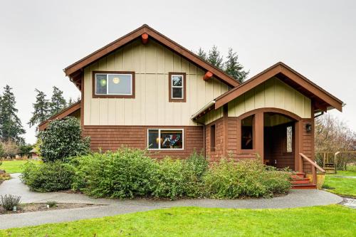 Port Angeles House | 11 Mi to Olympic National Park Home with Deck!