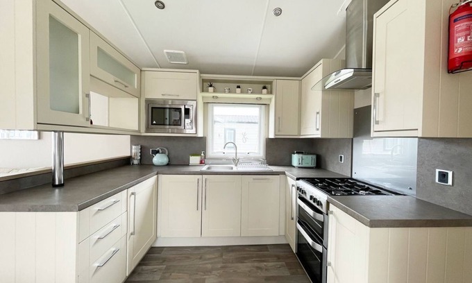 Newquay Cabin | 11 Porth Valley Retreat is a beautiful and modern 6 berth caravan