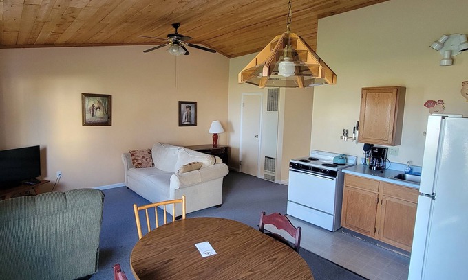 Oscoda Resort | #11 Thomas' Parkside Cottages, 1BR Beachfront w/Huron views, Downtown location