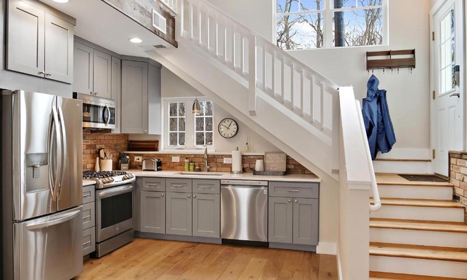 Castle Rock House | 110 Lewis St