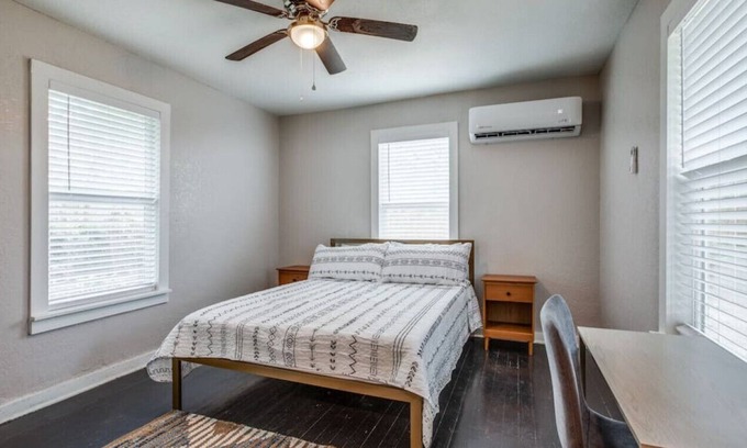 Eastside Promise Neighborhood House | 1108B · Cozy 1 BR Dignowity Hill - 2 Min to Downtown