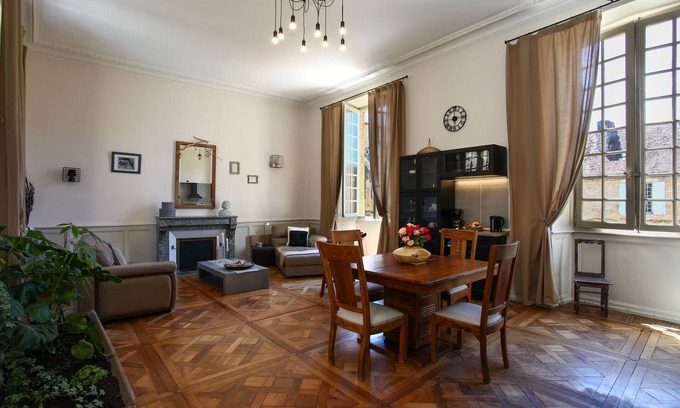 Sarlat-la-Caneda Historic Center Apartment | 1130 SF , wifi, in medieval center ,clear ,spacious ,for couple or families