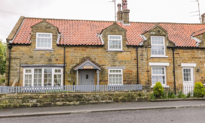 Burniston Cottage | 11A HIGH STREET, pet friendly, character holiday cottage in Burniston