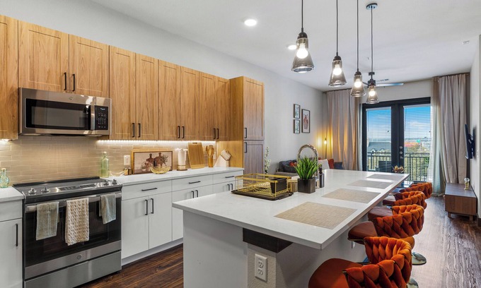 North Burnet Apartment | *12 Min to Downtown* Balcony Apt w/Free Parking!